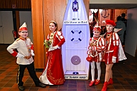 03 BordfAMaB 2025-03-01 23  Am Nekelsamstag - ein Highlight - Es ist UNSER Tag. Um acht Uhr in der Früh werden mir Böllerschüssen am WYNDHAM Hotel Duisburger Hof geweckt. Gut gefrühstückt fahren wir nach Marxloh. Dort beginnt in diesem Jahr am neuen Tag zur neuen Uhrzeit der Kinderkarnevalszug Richtung Hamborn. Nach dem Umzug noch kurz der Empfang in der Hamborner Sparkassenfiliale und dann gehts noch weiter mit Terminen. Abends dann zum Bordfest der KG Alle Mann an Bord und danach zur Prunksitzung der KG Rot-Gold Laar. : DVPJ, Holger II, Kinderprinz Phil II., Prinzessin, Mia I., Prinzessin Mia I., HDK, Duisburg, Karneval, Helau, Tollität, Event, Session 2024, Session 2025, Hauptausschuss, Gemeinschaft, Hauptausschuss Karneval Duisburg, Duisburg ist echt