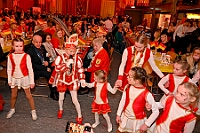 04 Prunks RGLaar2025-03-01 08  Am Nekelsamstag - ein Highlight - Es ist UNSER Tag. Um acht Uhr in der Früh werden mir Böllerschüssen am WYNDHAM Hotel Duisburger Hof geweckt. Gut gefrühstückt fahren wir nach Marxloh. Dort beginnt in diesem Jahr am neuen Tag zur neuen Uhrzeit der Kinderkarnevalszug Richtung Hamborn. Nach dem Umzug noch kurz der Empfang in der Hamborner Sparkassenfiliale und dann gehts noch weiter mit Terminen. Abends dann zum Bordfest der KG Alle Mann an Bord und danach zur Prunksitzung der KG Rot-Gold Laar. : DVPJ, Holger II, Kinderprinz Phil II., Prinzessin, Mia I., Prinzessin Mia I., HDK, Duisburg, Karneval, Helau, Tollität, Event, Session 2024, Session 2025, Hauptausschuss, Gemeinschaft, Hauptausschuss Karneval Duisburg, Duisburg ist echt