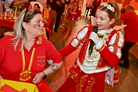 04 Prunks RGLaar2025-03-01 09  Am Nekelsamstag - ein Highlight - Es ist UNSER Tag. Um acht Uhr in der Früh werden mir Böllerschüssen am WYNDHAM Hotel Duisburger Hof geweckt. Gut gefrühstückt fahren wir nach Marxloh. Dort beginnt in diesem Jahr am neuen Tag zur neuen Uhrzeit der Kinderkarnevalszug Richtung Hamborn. Nach dem Umzug noch kurz der Empfang in der Hamborner Sparkassenfiliale und dann gehts noch weiter mit Terminen. Abends dann zum Bordfest der KG Alle Mann an Bord und danach zur Prunksitzung der KG Rot-Gold Laar. : DVPJ, Holger II, Kinderprinz Phil II., Prinzessin, Mia I., Prinzessin Mia I., HDK, Duisburg, Karneval, Helau, Tollität, Event, Session 2024, Session 2025, Hauptausschuss, Gemeinschaft, Hauptausschuss Karneval Duisburg, Duisburg ist echt