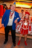 04 Prunks RGLaar2025-03-01 13  Am Nekelsamstag - ein Highlight - Es ist UNSER Tag. Um acht Uhr in der Früh werden mir Böllerschüssen am WYNDHAM Hotel Duisburger Hof geweckt. Gut gefrühstückt fahren wir nach Marxloh. Dort beginnt in diesem Jahr am neuen Tag zur neuen Uhrzeit der Kinderkarnevalszug Richtung Hamborn. Nach dem Umzug noch kurz der Empfang in der Hamborner Sparkassenfiliale und dann gehts noch weiter mit Terminen. Abends dann zum Bordfest der KG Alle Mann an Bord und danach zur Prunksitzung der KG Rot-Gold Laar. : DVPJ, Holger II, Kinderprinz Phil II., Prinzessin, Mia I., Prinzessin Mia I., HDK, Duisburg, Karneval, Helau, Tollität, Event, Session 2024, Session 2025, Hauptausschuss, Gemeinschaft, Hauptausschuss Karneval Duisburg, Duisburg ist echt