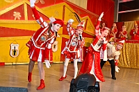 04 Prunks RGLaar2025-03-01 21  Am Nekelsamstag - ein Highlight - Es ist UNSER Tag. Um acht Uhr in der Früh werden mir Böllerschüssen am WYNDHAM Hotel Duisburger Hof geweckt. Gut gefrühstückt fahren wir nach Marxloh. Dort beginnt in diesem Jahr am neuen Tag zur neuen Uhrzeit der Kinderkarnevalszug Richtung Hamborn. Nach dem Umzug noch kurz der Empfang in der Hamborner Sparkassenfiliale und dann gehts noch weiter mit Terminen. Abends dann zum Bordfest der KG Alle Mann an Bord und danach zur Prunksitzung der KG Rot-Gold Laar. : DVPJ, Holger II, Kinderprinz Phil II., Prinzessin, Mia I., Prinzessin Mia I., HDK, Duisburg, Karneval, Helau, Tollität, Event, Session 2024, Session 2025, Hauptausschuss, Gemeinschaft, Hauptausschuss Karneval Duisburg, Duisburg ist echt