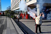 Rosenmontag 2025-03-03 004  Unser Rosenmontag 2025 - Nicht ganz so früh wie wir wird Prinz Holger II. geweckt, mit Böllerschüssen die vor dem IntercityHotel über den Bahnhofsvorplatz donnern. Danach geht es dann zum Prinzenfrühstück zum OB Sören Link ins Rathaus. Mit einer Stunde Verspätung rollt der Rosenmontagszug um 14:11 Uhr dann endlich los. Mit einem riesiger Jubelsturm empfängt uns das Publikum auf dem Opernplatz. Dann kommt die After-Zug-Party. Ein letztes Mal machen wir unser Programm. Jetzt kommt der Zeitpunkt unserer Verabschiedung, nochmal Jubel und dann ist Schluß. : DVPJ, Holger II, Kinderprinz Phil II., Prinzessin, Mia I., Prinzessin Mia I., HDK, Duisburg, Karneval, Helau, Tollität, Event, Session 2024, Session 2025, Hauptausschuss, Gemeinschaft, Hauptausschuss Karneval Duisburg, Duisburg ist echt