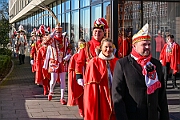 Rosenmontag 2025-03-03 007  Unser Rosenmontag 2025 - Nicht ganz so früh wie wir wird Prinz Holger II. geweckt, mit Böllerschüssen die vor dem IntercityHotel über den Bahnhofsvorplatz donnern. Danach geht es dann zum Prinzenfrühstück zum OB Sören Link ins Rathaus. Mit einer Stunde Verspätung rollt der Rosenmontagszug um 14:11 Uhr dann endlich los. Mit einem riesiger Jubelsturm empfängt uns das Publikum auf dem Opernplatz. Dann kommt die After-Zug-Party. Ein letztes Mal machen wir unser Programm. Jetzt kommt der Zeitpunkt unserer Verabschiedung, nochmal Jubel und dann ist Schluß. : DVPJ, Holger II, Kinderprinz Phil II., Prinzessin, Mia I., Prinzessin Mia I., HDK, Duisburg, Karneval, Helau, Tollität, Event, Session 2024, Session 2025, Hauptausschuss, Gemeinschaft, Hauptausschuss Karneval Duisburg, Duisburg ist echt