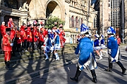 Rosenmontag 2025-03-03 011  Unser Rosenmontag 2025 - Nicht ganz so früh wie wir wird Prinz Holger II. geweckt, mit Böllerschüssen die vor dem IntercityHotel über den Bahnhofsvorplatz donnern. Danach geht es dann zum Prinzenfrühstück zum OB Sören Link ins Rathaus. Mit einer Stunde Verspätung rollt der Rosenmontagszug um 14:11 Uhr dann endlich los. Mit einem riesiger Jubelsturm empfängt uns das Publikum auf dem Opernplatz. Dann kommt die After-Zug-Party. Ein letztes Mal machen wir unser Programm. Jetzt kommt der Zeitpunkt unserer Verabschiedung, nochmal Jubel und dann ist Schluß. : DVPJ, Holger II, Kinderprinz Phil II., Prinzessin, Mia I., Prinzessin Mia I., HDK, Duisburg, Karneval, Helau, Tollität, Event, Session 2024, Session 2025, Hauptausschuss, Gemeinschaft, Hauptausschuss Karneval Duisburg, Duisburg ist echt