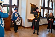 Rosenmontag 2025-03-03 016  Unser Rosenmontag 2025 - Nicht ganz so früh wie wir wird Prinz Holger II. geweckt, mit Böllerschüssen die vor dem IntercityHotel über den Bahnhofsvorplatz donnern. Danach geht es dann zum Prinzenfrühstück zum OB Sören Link ins Rathaus. Mit einer Stunde Verspätung rollt der Rosenmontagszug um 14:11 Uhr dann endlich los. Mit einem riesiger Jubelsturm empfängt uns das Publikum auf dem Opernplatz. Dann kommt die After-Zug-Party. Ein letztes Mal machen wir unser Programm. Jetzt kommt der Zeitpunkt unserer Verabschiedung, nochmal Jubel und dann ist Schluß. : DVPJ, Holger II, Kinderprinz Phil II., Prinzessin, Mia I., Prinzessin Mia I., HDK, Duisburg, Karneval, Helau, Tollität, Event, Session 2024, Session 2025, Hauptausschuss, Gemeinschaft, Hauptausschuss Karneval Duisburg, Duisburg ist echt
