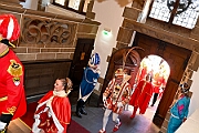 Rosenmontag 2025-03-03 021  Unser Rosenmontag 2025 - Nicht ganz so früh wie wir wird Prinz Holger II. geweckt, mit Böllerschüssen die vor dem IntercityHotel über den Bahnhofsvorplatz donnern. Danach geht es dann zum Prinzenfrühstück zum OB Sören Link ins Rathaus. Mit einer Stunde Verspätung rollt der Rosenmontagszug um 14:11 Uhr dann endlich los. Mit einem riesiger Jubelsturm empfängt uns das Publikum auf dem Opernplatz. Dann kommt die After-Zug-Party. Ein letztes Mal machen wir unser Programm. Jetzt kommt der Zeitpunkt unserer Verabschiedung, nochmal Jubel und dann ist Schluß. : DVPJ, Holger II, Kinderprinz Phil II., Prinzessin, Mia I., Prinzessin Mia I., HDK, Duisburg, Karneval, Helau, Tollität, Event, Session 2024, Session 2025, Hauptausschuss, Gemeinschaft, Hauptausschuss Karneval Duisburg, Duisburg ist echt