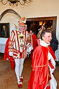 Rosenmontag 2025-03-03 022  Unser Rosenmontag 2025 - Nicht ganz so früh wie wir wird Prinz Holger II. geweckt, mit Böllerschüssen die vor dem IntercityHotel über den Bahnhofsvorplatz donnern. Danach geht es dann zum Prinzenfrühstück zum OB Sören Link ins Rathaus. Mit einer Stunde Verspätung rollt der Rosenmontagszug um 14:11 Uhr dann endlich los. Mit einem riesiger Jubelsturm empfängt uns das Publikum auf dem Opernplatz. Dann kommt die After-Zug-Party. Ein letztes Mal machen wir unser Programm. Jetzt kommt der Zeitpunkt unserer Verabschiedung, nochmal Jubel und dann ist Schluß. : DVPJ, Holger II, Kinderprinz Phil II., Prinzessin, Mia I., Prinzessin Mia I., HDK, Duisburg, Karneval, Helau, Tollität, Event, Session 2024, Session 2025, Hauptausschuss, Gemeinschaft, Hauptausschuss Karneval Duisburg, Duisburg ist echt