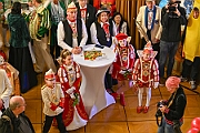 Rosenmontag 2025-03-03 025  Unser Rosenmontag 2025 - Nicht ganz so früh wie wir wird Prinz Holger II. geweckt, mit Böllerschüssen die vor dem IntercityHotel über den Bahnhofsvorplatz donnern. Danach geht es dann zum Prinzenfrühstück zum OB Sören Link ins Rathaus. Mit einer Stunde Verspätung rollt der Rosenmontagszug um 14:11 Uhr dann endlich los. Mit einem riesiger Jubelsturm empfängt uns das Publikum auf dem Opernplatz. Dann kommt die After-Zug-Party. Ein letztes Mal machen wir unser Programm. Jetzt kommt der Zeitpunkt unserer Verabschiedung, nochmal Jubel und dann ist Schluß. : DVPJ, Holger II, Kinderprinz Phil II., Prinzessin, Mia I., Prinzessin Mia I., HDK, Duisburg, Karneval, Helau, Tollität, Event, Session 2024, Session 2025, Hauptausschuss, Gemeinschaft, Hauptausschuss Karneval Duisburg, Duisburg ist echt