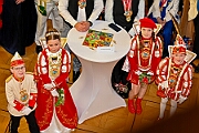 Rosenmontag 2025-03-03 026  Unser Rosenmontag 2025 - Nicht ganz so früh wie wir wird Prinz Holger II. geweckt, mit Böllerschüssen die vor dem IntercityHotel über den Bahnhofsvorplatz donnern. Danach geht es dann zum Prinzenfrühstück zum OB Sören Link ins Rathaus. Mit einer Stunde Verspätung rollt der Rosenmontagszug um 14:11 Uhr dann endlich los. Mit einem riesiger Jubelsturm empfängt uns das Publikum auf dem Opernplatz. Dann kommt die After-Zug-Party. Ein letztes Mal machen wir unser Programm. Jetzt kommt der Zeitpunkt unserer Verabschiedung, nochmal Jubel und dann ist Schluß. : DVPJ, Holger II, Kinderprinz Phil II., Prinzessin, Mia I., Prinzessin Mia I., HDK, Duisburg, Karneval, Helau, Tollität, Event, Session 2024, Session 2025, Hauptausschuss, Gemeinschaft, Hauptausschuss Karneval Duisburg, Duisburg ist echt