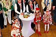 Rosenmontag 2025-03-03 027  Unser Rosenmontag 2025 - Nicht ganz so früh wie wir wird Prinz Holger II. geweckt, mit Böllerschüssen die vor dem IntercityHotel über den Bahnhofsvorplatz donnern. Danach geht es dann zum Prinzenfrühstück zum OB Sören Link ins Rathaus. Mit einer Stunde Verspätung rollt der Rosenmontagszug um 14:11 Uhr dann endlich los. Mit einem riesiger Jubelsturm empfängt uns das Publikum auf dem Opernplatz. Dann kommt die After-Zug-Party. Ein letztes Mal machen wir unser Programm. Jetzt kommt der Zeitpunkt unserer Verabschiedung, nochmal Jubel und dann ist Schluß. : DVPJ, Holger II, Kinderprinz Phil II., Prinzessin, Mia I., Prinzessin Mia I., HDK, Duisburg, Karneval, Helau, Tollität, Event, Session 2024, Session 2025, Hauptausschuss, Gemeinschaft, Hauptausschuss Karneval Duisburg, Duisburg ist echt