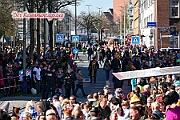 Rosenmontag 2025-03-03 028  Unser Rosenmontag 2025 - Nicht ganz so früh wie wir wird Prinz Holger II. geweckt, mit Böllerschüssen die vor dem IntercityHotel über den Bahnhofsvorplatz donnern. Danach geht es dann zum Prinzenfrühstück zum OB Sören Link ins Rathaus. Mit einer Stunde Verspätung rollt der Rosenmontagszug um 14:11 Uhr dann endlich los. Mit einem riesiger Jubelsturm empfängt uns das Publikum auf dem Opernplatz. Dann kommt die After-Zug-Party. Ein letztes Mal machen wir unser Programm. Jetzt kommt der Zeitpunkt unserer Verabschiedung, nochmal Jubel und dann ist Schluß. : DVPJ, Holger II, Kinderprinz Phil II., Prinzessin, Mia I., Prinzessin Mia I., HDK, Duisburg, Karneval, Helau, Tollität, Event, Session 2024, Session 2025, Hauptausschuss, Gemeinschaft, Hauptausschuss Karneval Duisburg, Duisburg ist echt