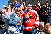 Rosenmontag 2025-03-03 029  Unser Rosenmontag 2025 - Nicht ganz so früh wie wir wird Prinz Holger II. geweckt, mit Böllerschüssen die vor dem IntercityHotel über den Bahnhofsvorplatz donnern. Danach geht es dann zum Prinzenfrühstück zum OB Sören Link ins Rathaus. Mit einer Stunde Verspätung rollt der Rosenmontagszug um 14:11 Uhr dann endlich los. Mit einem riesiger Jubelsturm empfängt uns das Publikum auf dem Opernplatz. Dann kommt die After-Zug-Party. Ein letztes Mal machen wir unser Programm. Jetzt kommt der Zeitpunkt unserer Verabschiedung, nochmal Jubel und dann ist Schluß. : DVPJ, Holger II, Kinderprinz Phil II., Prinzessin, Mia I., Prinzessin Mia I., HDK, Duisburg, Karneval, Helau, Tollität, Event, Session 2024, Session 2025, Hauptausschuss, Gemeinschaft, Hauptausschuss Karneval Duisburg, Duisburg ist echt