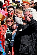 Rosenmontag 2025-03-03 031  Unser Rosenmontag 2025 - Nicht ganz so früh wie wir wird Prinz Holger II. geweckt, mit Böllerschüssen die vor dem IntercityHotel über den Bahnhofsvorplatz donnern. Danach geht es dann zum Prinzenfrühstück zum OB Sören Link ins Rathaus. Mit einer Stunde Verspätung rollt der Rosenmontagszug um 14:11 Uhr dann endlich los. Mit einem riesiger Jubelsturm empfängt uns das Publikum auf dem Opernplatz. Dann kommt die After-Zug-Party. Ein letztes Mal machen wir unser Programm. Jetzt kommt der Zeitpunkt unserer Verabschiedung, nochmal Jubel und dann ist Schluß. : DVPJ, Holger II, Kinderprinz Phil II., Prinzessin, Mia I., Prinzessin Mia I., HDK, Duisburg, Karneval, Helau, Tollität, Event, Session 2024, Session 2025, Hauptausschuss, Gemeinschaft, Hauptausschuss Karneval Duisburg, Duisburg ist echt