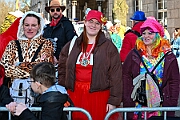Rosenmontag 2025-03-03 032  Unser Rosenmontag 2025 - Nicht ganz so früh wie wir wird Prinz Holger II. geweckt, mit Böllerschüssen die vor dem IntercityHotel über den Bahnhofsvorplatz donnern. Danach geht es dann zum Prinzenfrühstück zum OB Sören Link ins Rathaus. Mit einer Stunde Verspätung rollt der Rosenmontagszug um 14:11 Uhr dann endlich los. Mit einem riesiger Jubelsturm empfängt uns das Publikum auf dem Opernplatz. Dann kommt die After-Zug-Party. Ein letztes Mal machen wir unser Programm. Jetzt kommt der Zeitpunkt unserer Verabschiedung, nochmal Jubel und dann ist Schluß. : DVPJ, Holger II, Kinderprinz Phil II., Prinzessin, Mia I., Prinzessin Mia I., HDK, Duisburg, Karneval, Helau, Tollität, Event, Session 2024, Session 2025, Hauptausschuss, Gemeinschaft, Hauptausschuss Karneval Duisburg, Duisburg ist echt