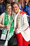 Rosenmontag 2025-03-03 033  Unser Rosenmontag 2025 - Nicht ganz so früh wie wir wird Prinz Holger II. geweckt, mit Böllerschüssen die vor dem IntercityHotel über den Bahnhofsvorplatz donnern. Danach geht es dann zum Prinzenfrühstück zum OB Sören Link ins Rathaus. Mit einer Stunde Verspätung rollt der Rosenmontagszug um 14:11 Uhr dann endlich los. Mit einem riesiger Jubelsturm empfängt uns das Publikum auf dem Opernplatz. Dann kommt die After-Zug-Party. Ein letztes Mal machen wir unser Programm. Jetzt kommt der Zeitpunkt unserer Verabschiedung, nochmal Jubel und dann ist Schluß. : DVPJ, Holger II, Kinderprinz Phil II., Prinzessin, Mia I., Prinzessin Mia I., HDK, Duisburg, Karneval, Helau, Tollität, Event, Session 2024, Session 2025, Hauptausschuss, Gemeinschaft, Hauptausschuss Karneval Duisburg, Duisburg ist echt