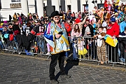 Rosenmontag 2025-03-03 038  Unser Rosenmontag 2025 - Nicht ganz so früh wie wir wird Prinz Holger II. geweckt, mit Böllerschüssen die vor dem IntercityHotel über den Bahnhofsvorplatz donnern. Danach geht es dann zum Prinzenfrühstück zum OB Sören Link ins Rathaus. Mit einer Stunde Verspätung rollt der Rosenmontagszug um 14:11 Uhr dann endlich los. Mit einem riesiger Jubelsturm empfängt uns das Publikum auf dem Opernplatz. Dann kommt die After-Zug-Party. Ein letztes Mal machen wir unser Programm. Jetzt kommt der Zeitpunkt unserer Verabschiedung, nochmal Jubel und dann ist Schluß. : DVPJ, Holger II, Kinderprinz Phil II., Prinzessin, Mia I., Prinzessin Mia I., HDK, Duisburg, Karneval, Helau, Tollität, Event, Session 2024, Session 2025, Hauptausschuss, Gemeinschaft, Hauptausschuss Karneval Duisburg, Duisburg ist echt