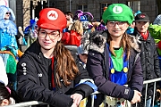 Rosenmontag 2025-03-03 040  Unser Rosenmontag 2025 - Nicht ganz so früh wie wir wird Prinz Holger II. geweckt, mit Böllerschüssen die vor dem IntercityHotel über den Bahnhofsvorplatz donnern. Danach geht es dann zum Prinzenfrühstück zum OB Sören Link ins Rathaus. Mit einer Stunde Verspätung rollt der Rosenmontagszug um 14:11 Uhr dann endlich los. Mit einem riesiger Jubelsturm empfängt uns das Publikum auf dem Opernplatz. Dann kommt die After-Zug-Party. Ein letztes Mal machen wir unser Programm. Jetzt kommt der Zeitpunkt unserer Verabschiedung, nochmal Jubel und dann ist Schluß. : DVPJ, Holger II, Kinderprinz Phil II., Prinzessin, Mia I., Prinzessin Mia I., HDK, Duisburg, Karneval, Helau, Tollität, Event, Session 2024, Session 2025, Hauptausschuss, Gemeinschaft, Hauptausschuss Karneval Duisburg, Duisburg ist echt