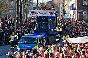 Rosenmontag 2025-03-03 042  Unser Rosenmontag 2025 - Nicht ganz so früh wie wir wird Prinz Holger II. geweckt, mit Böllerschüssen die vor dem IntercityHotel über den Bahnhofsvorplatz donnern. Danach geht es dann zum Prinzenfrühstück zum OB Sören Link ins Rathaus. Mit einer Stunde Verspätung rollt der Rosenmontagszug um 14:11 Uhr dann endlich los. Mit einem riesiger Jubelsturm empfängt uns das Publikum auf dem Opernplatz. Dann kommt die After-Zug-Party. Ein letztes Mal machen wir unser Programm. Jetzt kommt der Zeitpunkt unserer Verabschiedung, nochmal Jubel und dann ist Schluß. : DVPJ, Holger II, Kinderprinz Phil II., Prinzessin, Mia I., Prinzessin Mia I., HDK, Duisburg, Karneval, Helau, Tollität, Event, Session 2024, Session 2025, Hauptausschuss, Gemeinschaft, Hauptausschuss Karneval Duisburg, Duisburg ist echt