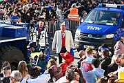 Rosenmontag 2025-03-03 043  Unser Rosenmontag 2025 - Nicht ganz so früh wie wir wird Prinz Holger II. geweckt, mit Böllerschüssen die vor dem IntercityHotel über den Bahnhofsvorplatz donnern. Danach geht es dann zum Prinzenfrühstück zum OB Sören Link ins Rathaus. Mit einer Stunde Verspätung rollt der Rosenmontagszug um 14:11 Uhr dann endlich los. Mit einem riesiger Jubelsturm empfängt uns das Publikum auf dem Opernplatz. Dann kommt die After-Zug-Party. Ein letztes Mal machen wir unser Programm. Jetzt kommt der Zeitpunkt unserer Verabschiedung, nochmal Jubel und dann ist Schluß. : DVPJ, Holger II, Kinderprinz Phil II., Prinzessin, Mia I., Prinzessin Mia I., HDK, Duisburg, Karneval, Helau, Tollität, Event, Session 2024, Session 2025, Hauptausschuss, Gemeinschaft, Hauptausschuss Karneval Duisburg, Duisburg ist echt