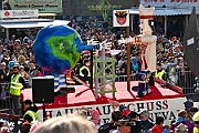 Rosenmontag 2025-03-03 044  Unser Rosenmontag 2025 - Nicht ganz so früh wie wir wird Prinz Holger II. geweckt, mit Böllerschüssen die vor dem IntercityHotel über den Bahnhofsvorplatz donnern. Danach geht es dann zum Prinzenfrühstück zum OB Sören Link ins Rathaus. Mit einer Stunde Verspätung rollt der Rosenmontagszug um 14:11 Uhr dann endlich los. Mit einem riesiger Jubelsturm empfängt uns das Publikum auf dem Opernplatz. Dann kommt die After-Zug-Party. Ein letztes Mal machen wir unser Programm. Jetzt kommt der Zeitpunkt unserer Verabschiedung, nochmal Jubel und dann ist Schluß. : DVPJ, Holger II, Kinderprinz Phil II., Prinzessin, Mia I., Prinzessin Mia I., HDK, Duisburg, Karneval, Helau, Tollität, Event, Session 2024, Session 2025, Hauptausschuss, Gemeinschaft, Hauptausschuss Karneval Duisburg, Duisburg ist echt