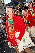 Rosenmontag 2025-03-03 053  Unser Rosenmontag 2025 - Nicht ganz so früh wie wir wird Prinz Holger II. geweckt, mit Böllerschüssen die vor dem IntercityHotel über den Bahnhofsvorplatz donnern. Danach geht es dann zum Prinzenfrühstück zum OB Sören Link ins Rathaus. Mit einer Stunde Verspätung rollt der Rosenmontagszug um 14:11 Uhr dann endlich los. Mit einem riesiger Jubelsturm empfängt uns das Publikum auf dem Opernplatz. Dann kommt die After-Zug-Party. Ein letztes Mal machen wir unser Programm. Jetzt kommt der Zeitpunkt unserer Verabschiedung, nochmal Jubel und dann ist Schluß. : DVPJ, Holger II, Kinderprinz Phil II., Prinzessin, Mia I., Prinzessin Mia I., HDK, Duisburg, Karneval, Helau, Tollität, Event, Session 2024, Session 2025, Hauptausschuss, Gemeinschaft, Hauptausschuss Karneval Duisburg, Duisburg ist echt