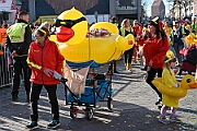 Rosenmontag 2025-03-03 054  Unser Rosenmontag 2025 - Nicht ganz so früh wie wir wird Prinz Holger II. geweckt, mit Böllerschüssen die vor dem IntercityHotel über den Bahnhofsvorplatz donnern. Danach geht es dann zum Prinzenfrühstück zum OB Sören Link ins Rathaus. Mit einer Stunde Verspätung rollt der Rosenmontagszug um 14:11 Uhr dann endlich los. Mit einem riesiger Jubelsturm empfängt uns das Publikum auf dem Opernplatz. Dann kommt die After-Zug-Party. Ein letztes Mal machen wir unser Programm. Jetzt kommt der Zeitpunkt unserer Verabschiedung, nochmal Jubel und dann ist Schluß. : DVPJ, Holger II, Kinderprinz Phil II., Prinzessin, Mia I., Prinzessin Mia I., HDK, Duisburg, Karneval, Helau, Tollität, Event, Session 2024, Session 2025, Hauptausschuss, Gemeinschaft, Hauptausschuss Karneval Duisburg, Duisburg ist echt