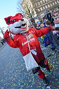Rosenmontag 2025-03-03 062  Unser Rosenmontag 2025 - Nicht ganz so früh wie wir wird Prinz Holger II. geweckt, mit Böllerschüssen die vor dem IntercityHotel über den Bahnhofsvorplatz donnern. Danach geht es dann zum Prinzenfrühstück zum OB Sören Link ins Rathaus. Mit einer Stunde Verspätung rollt der Rosenmontagszug um 14:11 Uhr dann endlich los. Mit einem riesiger Jubelsturm empfängt uns das Publikum auf dem Opernplatz. Dann kommt die After-Zug-Party. Ein letztes Mal machen wir unser Programm. Jetzt kommt der Zeitpunkt unserer Verabschiedung, nochmal Jubel und dann ist Schluß. : DVPJ, Holger II, Kinderprinz Phil II., Prinzessin, Mia I., Prinzessin Mia I., HDK, Duisburg, Karneval, Helau, Tollität, Event, Session 2024, Session 2025, Hauptausschuss, Gemeinschaft, Hauptausschuss Karneval Duisburg, Duisburg ist echt