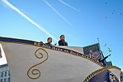 Rosenmontag 2025-03-03 065  Unser Rosenmontag 2025 - Nicht ganz so früh wie wir wird Prinz Holger II. geweckt, mit Böllerschüssen die vor dem IntercityHotel über den Bahnhofsvorplatz donnern. Danach geht es dann zum Prinzenfrühstück zum OB Sören Link ins Rathaus. Mit einer Stunde Verspätung rollt der Rosenmontagszug um 14:11 Uhr dann endlich los. Mit einem riesiger Jubelsturm empfängt uns das Publikum auf dem Opernplatz. Dann kommt die After-Zug-Party. Ein letztes Mal machen wir unser Programm. Jetzt kommt der Zeitpunkt unserer Verabschiedung, nochmal Jubel und dann ist Schluß. : DVPJ, Holger II, Kinderprinz Phil II., Prinzessin, Mia I., Prinzessin Mia I., HDK, Duisburg, Karneval, Helau, Tollität, Event, Session 2024, Session 2025, Hauptausschuss, Gemeinschaft, Hauptausschuss Karneval Duisburg, Duisburg ist echt