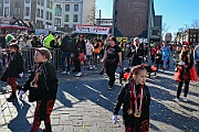 Rosenmontag 2025-03-03 066  Unser Rosenmontag 2025 - Nicht ganz so früh wie wir wird Prinz Holger II. geweckt, mit Böllerschüssen die vor dem IntercityHotel über den Bahnhofsvorplatz donnern. Danach geht es dann zum Prinzenfrühstück zum OB Sören Link ins Rathaus. Mit einer Stunde Verspätung rollt der Rosenmontagszug um 14:11 Uhr dann endlich los. Mit einem riesiger Jubelsturm empfängt uns das Publikum auf dem Opernplatz. Dann kommt die After-Zug-Party. Ein letztes Mal machen wir unser Programm. Jetzt kommt der Zeitpunkt unserer Verabschiedung, nochmal Jubel und dann ist Schluß. : DVPJ, Holger II, Kinderprinz Phil II., Prinzessin, Mia I., Prinzessin Mia I., HDK, Duisburg, Karneval, Helau, Tollität, Event, Session 2024, Session 2025, Hauptausschuss, Gemeinschaft, Hauptausschuss Karneval Duisburg, Duisburg ist echt