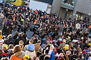 Rosenmontag 2025-03-03 067  Unser Rosenmontag 2025 - Nicht ganz so früh wie wir wird Prinz Holger II. geweckt, mit Böllerschüssen die vor dem IntercityHotel über den Bahnhofsvorplatz donnern. Danach geht es dann zum Prinzenfrühstück zum OB Sören Link ins Rathaus. Mit einer Stunde Verspätung rollt der Rosenmontagszug um 14:11 Uhr dann endlich los. Mit einem riesiger Jubelsturm empfängt uns das Publikum auf dem Opernplatz. Dann kommt die After-Zug-Party. Ein letztes Mal machen wir unser Programm. Jetzt kommt der Zeitpunkt unserer Verabschiedung, nochmal Jubel und dann ist Schluß. : DVPJ, Holger II, Kinderprinz Phil II., Prinzessin, Mia I., Prinzessin Mia I., HDK, Duisburg, Karneval, Helau, Tollität, Event, Session 2024, Session 2025, Hauptausschuss, Gemeinschaft, Hauptausschuss Karneval Duisburg, Duisburg ist echt