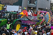 Rosenmontag 2025-03-03 069  Unser Rosenmontag 2025 - Nicht ganz so früh wie wir wird Prinz Holger II. geweckt, mit Böllerschüssen die vor dem IntercityHotel über den Bahnhofsvorplatz donnern. Danach geht es dann zum Prinzenfrühstück zum OB Sören Link ins Rathaus. Mit einer Stunde Verspätung rollt der Rosenmontagszug um 14:11 Uhr dann endlich los. Mit einem riesiger Jubelsturm empfängt uns das Publikum auf dem Opernplatz. Dann kommt die After-Zug-Party. Ein letztes Mal machen wir unser Programm. Jetzt kommt der Zeitpunkt unserer Verabschiedung, nochmal Jubel und dann ist Schluß. : DVPJ, Holger II, Kinderprinz Phil II., Prinzessin, Mia I., Prinzessin Mia I., HDK, Duisburg, Karneval, Helau, Tollität, Event, Session 2024, Session 2025, Hauptausschuss, Gemeinschaft, Hauptausschuss Karneval Duisburg, Duisburg ist echt