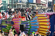 Rosenmontag 2025-03-03 074  Unser Rosenmontag 2025 - Nicht ganz so früh wie wir wird Prinz Holger II. geweckt, mit Böllerschüssen die vor dem IntercityHotel über den Bahnhofsvorplatz donnern. Danach geht es dann zum Prinzenfrühstück zum OB Sören Link ins Rathaus. Mit einer Stunde Verspätung rollt der Rosenmontagszug um 14:11 Uhr dann endlich los. Mit einem riesiger Jubelsturm empfängt uns das Publikum auf dem Opernplatz. Dann kommt die After-Zug-Party. Ein letztes Mal machen wir unser Programm. Jetzt kommt der Zeitpunkt unserer Verabschiedung, nochmal Jubel und dann ist Schluß. : DVPJ, Holger II, Kinderprinz Phil II., Prinzessin, Mia I., Prinzessin Mia I., HDK, Duisburg, Karneval, Helau, Tollität, Event, Session 2024, Session 2025, Hauptausschuss, Gemeinschaft, Hauptausschuss Karneval Duisburg, Duisburg ist echt