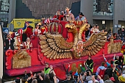 Rosenmontag 2025-03-03 075  Unser Rosenmontag 2025 - Nicht ganz so früh wie wir wird Prinz Holger II. geweckt, mit Böllerschüssen die vor dem IntercityHotel über den Bahnhofsvorplatz donnern. Danach geht es dann zum Prinzenfrühstück zum OB Sören Link ins Rathaus. Mit einer Stunde Verspätung rollt der Rosenmontagszug um 14:11 Uhr dann endlich los. Mit einem riesiger Jubelsturm empfängt uns das Publikum auf dem Opernplatz. Dann kommt die After-Zug-Party. Ein letztes Mal machen wir unser Programm. Jetzt kommt der Zeitpunkt unserer Verabschiedung, nochmal Jubel und dann ist Schluß. : DVPJ, Holger II, Kinderprinz Phil II., Prinzessin, Mia I., Prinzessin Mia I., HDK, Duisburg, Karneval, Helau, Tollität, Event, Session 2024, Session 2025, Hauptausschuss, Gemeinschaft, Hauptausschuss Karneval Duisburg, Duisburg ist echt