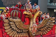 Rosenmontag 2025-03-03 076  Unser Rosenmontag 2025 - Nicht ganz so früh wie wir wird Prinz Holger II. geweckt, mit Böllerschüssen die vor dem IntercityHotel über den Bahnhofsvorplatz donnern. Danach geht es dann zum Prinzenfrühstück zum OB Sören Link ins Rathaus. Mit einer Stunde Verspätung rollt der Rosenmontagszug um 14:11 Uhr dann endlich los. Mit einem riesiger Jubelsturm empfängt uns das Publikum auf dem Opernplatz. Dann kommt die After-Zug-Party. Ein letztes Mal machen wir unser Programm. Jetzt kommt der Zeitpunkt unserer Verabschiedung, nochmal Jubel und dann ist Schluß. : DVPJ, Holger II, Kinderprinz Phil II., Prinzessin, Mia I., Prinzessin Mia I., HDK, Duisburg, Karneval, Helau, Tollität, Event, Session 2024, Session 2025, Hauptausschuss, Gemeinschaft, Hauptausschuss Karneval Duisburg, Duisburg ist echt