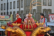 Rosenmontag 2025-03-03 077  Unser Rosenmontag 2025 - Nicht ganz so früh wie wir wird Prinz Holger II. geweckt, mit Böllerschüssen die vor dem IntercityHotel über den Bahnhofsvorplatz donnern. Danach geht es dann zum Prinzenfrühstück zum OB Sören Link ins Rathaus. Mit einer Stunde Verspätung rollt der Rosenmontagszug um 14:11 Uhr dann endlich los. Mit einem riesiger Jubelsturm empfängt uns das Publikum auf dem Opernplatz. Dann kommt die After-Zug-Party. Ein letztes Mal machen wir unser Programm. Jetzt kommt der Zeitpunkt unserer Verabschiedung, nochmal Jubel und dann ist Schluß. : DVPJ, Holger II, Kinderprinz Phil II., Prinzessin, Mia I., Prinzessin Mia I., HDK, Duisburg, Karneval, Helau, Tollität, Event, Session 2024, Session 2025, Hauptausschuss, Gemeinschaft, Hauptausschuss Karneval Duisburg, Duisburg ist echt