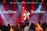 Rosenmontag 2025-03-03 078  Unser Rosenmontag 2025 - Nicht ganz so früh wie wir wird Prinz Holger II. geweckt, mit Böllerschüssen die vor dem IntercityHotel über den Bahnhofsvorplatz donnern. Danach geht es dann zum Prinzenfrühstück zum OB Sören Link ins Rathaus. Mit einer Stunde Verspätung rollt der Rosenmontagszug um 14:11 Uhr dann endlich los. Mit einem riesiger Jubelsturm empfängt uns das Publikum auf dem Opernplatz. Dann kommt die After-Zug-Party. Ein letztes Mal machen wir unser Programm. Jetzt kommt der Zeitpunkt unserer Verabschiedung, nochmal Jubel und dann ist Schluß. : DVPJ, Holger II, Kinderprinz Phil II., Prinzessin, Mia I., Prinzessin Mia I., HDK, Duisburg, Karneval, Helau, Tollität, Event, Session 2024, Session 2025, Hauptausschuss, Gemeinschaft, Hauptausschuss Karneval Duisburg, Duisburg ist echt