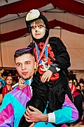 Rosenmontag 2025-03-03 079  Unser Rosenmontag 2025 - Nicht ganz so früh wie wir wird Prinz Holger II. geweckt, mit Böllerschüssen die vor dem IntercityHotel über den Bahnhofsvorplatz donnern. Danach geht es dann zum Prinzenfrühstück zum OB Sören Link ins Rathaus. Mit einer Stunde Verspätung rollt der Rosenmontagszug um 14:11 Uhr dann endlich los. Mit einem riesiger Jubelsturm empfängt uns das Publikum auf dem Opernplatz. Dann kommt die After-Zug-Party. Ein letztes Mal machen wir unser Programm. Jetzt kommt der Zeitpunkt unserer Verabschiedung, nochmal Jubel und dann ist Schluß. : DVPJ, Holger II, Kinderprinz Phil II., Prinzessin, Mia I., Prinzessin Mia I., HDK, Duisburg, Karneval, Helau, Tollität, Event, Session 2024, Session 2025, Hauptausschuss, Gemeinschaft, Hauptausschuss Karneval Duisburg, Duisburg ist echt