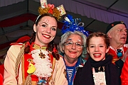 Rosenmontag 2025-03-03 084  Unser Rosenmontag 2025 - Nicht ganz so früh wie wir wird Prinz Holger II. geweckt, mit Böllerschüssen die vor dem IntercityHotel über den Bahnhofsvorplatz donnern. Danach geht es dann zum Prinzenfrühstück zum OB Sören Link ins Rathaus. Mit einer Stunde Verspätung rollt der Rosenmontagszug um 14:11 Uhr dann endlich los. Mit einem riesiger Jubelsturm empfängt uns das Publikum auf dem Opernplatz. Dann kommt die After-Zug-Party. Ein letztes Mal machen wir unser Programm. Jetzt kommt der Zeitpunkt unserer Verabschiedung, nochmal Jubel und dann ist Schluß. : DVPJ, Holger II, Kinderprinz Phil II., Prinzessin, Mia I., Prinzessin Mia I., HDK, Duisburg, Karneval, Helau, Tollität, Event, Session 2024, Session 2025, Hauptausschuss, Gemeinschaft, Hauptausschuss Karneval Duisburg, Duisburg ist echt