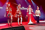 Rosenmontag 2025-03-03 085  Unser Rosenmontag 2025 - Nicht ganz so früh wie wir wird Prinz Holger II. geweckt, mit Böllerschüssen die vor dem IntercityHotel über den Bahnhofsvorplatz donnern. Danach geht es dann zum Prinzenfrühstück zum OB Sören Link ins Rathaus. Mit einer Stunde Verspätung rollt der Rosenmontagszug um 14:11 Uhr dann endlich los. Mit einem riesiger Jubelsturm empfängt uns das Publikum auf dem Opernplatz. Dann kommt die After-Zug-Party. Ein letztes Mal machen wir unser Programm. Jetzt kommt der Zeitpunkt unserer Verabschiedung, nochmal Jubel und dann ist Schluß. : DVPJ, Holger II, Kinderprinz Phil II., Prinzessin, Mia I., Prinzessin Mia I., HDK, Duisburg, Karneval, Helau, Tollität, Event, Session 2024, Session 2025, Hauptausschuss, Gemeinschaft, Hauptausschuss Karneval Duisburg, Duisburg ist echt