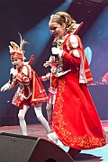 Rosenmontag 2025-03-03 087  Unser Rosenmontag 2025 - Nicht ganz so früh wie wir wird Prinz Holger II. geweckt, mit Böllerschüssen die vor dem IntercityHotel über den Bahnhofsvorplatz donnern. Danach geht es dann zum Prinzenfrühstück zum OB Sören Link ins Rathaus. Mit einer Stunde Verspätung rollt der Rosenmontagszug um 14:11 Uhr dann endlich los. Mit einem riesiger Jubelsturm empfängt uns das Publikum auf dem Opernplatz. Dann kommt die After-Zug-Party. Ein letztes Mal machen wir unser Programm. Jetzt kommt der Zeitpunkt unserer Verabschiedung, nochmal Jubel und dann ist Schluß. : DVPJ, Holger II, Kinderprinz Phil II., Prinzessin, Mia I., Prinzessin Mia I., HDK, Duisburg, Karneval, Helau, Tollität, Event, Session 2024, Session 2025, Hauptausschuss, Gemeinschaft, Hauptausschuss Karneval Duisburg, Duisburg ist echt