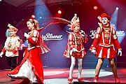 Rosenmontag 2025-03-03 090  Unser Rosenmontag 2025 - Nicht ganz so früh wie wir wird Prinz Holger II. geweckt, mit Böllerschüssen die vor dem IntercityHotel über den Bahnhofsvorplatz donnern. Danach geht es dann zum Prinzenfrühstück zum OB Sören Link ins Rathaus. Mit einer Stunde Verspätung rollt der Rosenmontagszug um 14:11 Uhr dann endlich los. Mit einem riesiger Jubelsturm empfängt uns das Publikum auf dem Opernplatz. Dann kommt die After-Zug-Party. Ein letztes Mal machen wir unser Programm. Jetzt kommt der Zeitpunkt unserer Verabschiedung, nochmal Jubel und dann ist Schluß. : DVPJ, Holger II, Kinderprinz Phil II., Prinzessin, Mia I., Prinzessin Mia I., HDK, Duisburg, Karneval, Helau, Tollität, Event, Session 2024, Session 2025, Hauptausschuss, Gemeinschaft, Hauptausschuss Karneval Duisburg, Duisburg ist echt