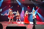 Rosenmontag 2025-03-03 094  Unser Rosenmontag 2025 - Nicht ganz so früh wie wir wird Prinz Holger II. geweckt, mit Böllerschüssen die vor dem IntercityHotel über den Bahnhofsvorplatz donnern. Danach geht es dann zum Prinzenfrühstück zum OB Sören Link ins Rathaus. Mit einer Stunde Verspätung rollt der Rosenmontagszug um 14:11 Uhr dann endlich los. Mit einem riesiger Jubelsturm empfängt uns das Publikum auf dem Opernplatz. Dann kommt die After-Zug-Party. Ein letztes Mal machen wir unser Programm. Jetzt kommt der Zeitpunkt unserer Verabschiedung, nochmal Jubel und dann ist Schluß. : DVPJ, Holger II, Kinderprinz Phil II., Prinzessin, Mia I., Prinzessin Mia I., HDK, Duisburg, Karneval, Helau, Tollität, Event, Session 2024, Session 2025, Hauptausschuss, Gemeinschaft, Hauptausschuss Karneval Duisburg, Duisburg ist echt