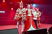 Rosenmontag 2025-03-03 097  Unser Rosenmontag 2025 - Nicht ganz so früh wie wir wird Prinz Holger II. geweckt, mit Böllerschüssen die vor dem IntercityHotel über den Bahnhofsvorplatz donnern. Danach geht es dann zum Prinzenfrühstück zum OB Sören Link ins Rathaus. Mit einer Stunde Verspätung rollt der Rosenmontagszug um 14:11 Uhr dann endlich los. Mit einem riesiger Jubelsturm empfängt uns das Publikum auf dem Opernplatz. Dann kommt die After-Zug-Party. Ein letztes Mal machen wir unser Programm. Jetzt kommt der Zeitpunkt unserer Verabschiedung, nochmal Jubel und dann ist Schluß. : DVPJ, Holger II, Kinderprinz Phil II., Prinzessin, Mia I., Prinzessin Mia I., HDK, Duisburg, Karneval, Helau, Tollität, Event, Session 2024, Session 2025, Hauptausschuss, Gemeinschaft, Hauptausschuss Karneval Duisburg, Duisburg ist echt