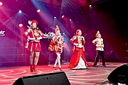 Rosenmontag 2025-03-03 103  Unser Rosenmontag 2025 - Nicht ganz so früh wie wir wird Prinz Holger II. geweckt, mit Böllerschüssen die vor dem IntercityHotel über den Bahnhofsvorplatz donnern. Danach geht es dann zum Prinzenfrühstück zum OB Sören Link ins Rathaus. Mit einer Stunde Verspätung rollt der Rosenmontagszug um 14:11 Uhr dann endlich los. Mit einem riesiger Jubelsturm empfängt uns das Publikum auf dem Opernplatz. Dann kommt die After-Zug-Party. Ein letztes Mal machen wir unser Programm. Jetzt kommt der Zeitpunkt unserer Verabschiedung, nochmal Jubel und dann ist Schluß. : DVPJ, Holger II, Kinderprinz Phil II., Prinzessin, Mia I., Prinzessin Mia I., HDK, Duisburg, Karneval, Helau, Tollität, Event, Session 2024, Session 2025, Hauptausschuss, Gemeinschaft, Hauptausschuss Karneval Duisburg, Duisburg ist echt