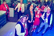 Rosenmontag 2025-03-03 105  Unser Rosenmontag 2025 - Nicht ganz so früh wie wir wird Prinz Holger II. geweckt, mit Böllerschüssen die vor dem IntercityHotel über den Bahnhofsvorplatz donnern. Danach geht es dann zum Prinzenfrühstück zum OB Sören Link ins Rathaus. Mit einer Stunde Verspätung rollt der Rosenmontagszug um 14:11 Uhr dann endlich los. Mit einem riesiger Jubelsturm empfängt uns das Publikum auf dem Opernplatz. Dann kommt die After-Zug-Party. Ein letztes Mal machen wir unser Programm. Jetzt kommt der Zeitpunkt unserer Verabschiedung, nochmal Jubel und dann ist Schluß. : DVPJ, Holger II, Kinderprinz Phil II., Prinzessin, Mia I., Prinzessin Mia I., HDK, Duisburg, Karneval, Helau, Tollität, Event, Session 2024, Session 2025, Hauptausschuss, Gemeinschaft, Hauptausschuss Karneval Duisburg, Duisburg ist echt