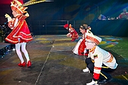 Rosenmontag 2025-03-03 108  Unser Rosenmontag 2025 - Nicht ganz so früh wie wir wird Prinz Holger II. geweckt, mit Böllerschüssen die vor dem IntercityHotel über den Bahnhofsvorplatz donnern. Danach geht es dann zum Prinzenfrühstück zum OB Sören Link ins Rathaus. Mit einer Stunde Verspätung rollt der Rosenmontagszug um 14:11 Uhr dann endlich los. Mit einem riesiger Jubelsturm empfängt uns das Publikum auf dem Opernplatz. Dann kommt die After-Zug-Party. Ein letztes Mal machen wir unser Programm. Jetzt kommt der Zeitpunkt unserer Verabschiedung, nochmal Jubel und dann ist Schluß. : DVPJ, Holger II, Kinderprinz Phil II., Prinzessin, Mia I., Prinzessin Mia I., HDK, Duisburg, Karneval, Helau, Tollität, Event, Session 2024, Session 2025, Hauptausschuss, Gemeinschaft, Hauptausschuss Karneval Duisburg, Duisburg ist echt