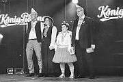 Rosenmontag 2025-03-03 112  Unser Rosenmontag 2025 - Nicht ganz so früh wie wir wird Prinz Holger II. geweckt, mit Böllerschüssen die vor dem IntercityHotel über den Bahnhofsvorplatz donnern. Danach geht es dann zum Prinzenfrühstück zum OB Sören Link ins Rathaus. Mit einer Stunde Verspätung rollt der Rosenmontagszug um 14:11 Uhr dann endlich los. Mit einem riesiger Jubelsturm empfängt uns das Publikum auf dem Opernplatz. Dann kommt die After-Zug-Party. Ein letztes Mal machen wir unser Programm. Jetzt kommt der Zeitpunkt unserer Verabschiedung, nochmal Jubel und dann ist Schluß. : DVPJ, Holger II, Kinderprinz Phil II., Prinzessin, Mia I., Prinzessin Mia I., HDK, Duisburg, Karneval, Helau, Tollität, Event, Session 2024, Session 2025, Hauptausschuss, Gemeinschaft, Hauptausschuss Karneval Duisburg, Duisburg ist echt