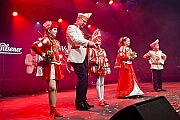 Rosenmontag 2025-03-03 116  Unser Rosenmontag 2025 - Nicht ganz so früh wie wir wird Prinz Holger II. geweckt, mit Böllerschüssen die vor dem IntercityHotel über den Bahnhofsvorplatz donnern. Danach geht es dann zum Prinzenfrühstück zum OB Sören Link ins Rathaus. Mit einer Stunde Verspätung rollt der Rosenmontagszug um 14:11 Uhr dann endlich los. Mit einem riesiger Jubelsturm empfängt uns das Publikum auf dem Opernplatz. Dann kommt die After-Zug-Party. Ein letztes Mal machen wir unser Programm. Jetzt kommt der Zeitpunkt unserer Verabschiedung, nochmal Jubel und dann ist Schluß. : DVPJ, Holger II, Kinderprinz Phil II., Prinzessin, Mia I., Prinzessin Mia I., HDK, Duisburg, Karneval, Helau, Tollität, Event, Session 2024, Session 2025, Hauptausschuss, Gemeinschaft, Hauptausschuss Karneval Duisburg, Duisburg ist echt