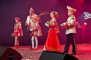 Rosenmontag 2025-03-03 117  Unser Rosenmontag 2025 - Nicht ganz so früh wie wir wird Prinz Holger II. geweckt, mit Böllerschüssen die vor dem IntercityHotel über den Bahnhofsvorplatz donnern. Danach geht es dann zum Prinzenfrühstück zum OB Sören Link ins Rathaus. Mit einer Stunde Verspätung rollt der Rosenmontagszug um 14:11 Uhr dann endlich los. Mit einem riesiger Jubelsturm empfängt uns das Publikum auf dem Opernplatz. Dann kommt die After-Zug-Party. Ein letztes Mal machen wir unser Programm. Jetzt kommt der Zeitpunkt unserer Verabschiedung, nochmal Jubel und dann ist Schluß. : DVPJ, Holger II, Kinderprinz Phil II., Prinzessin, Mia I., Prinzessin Mia I., HDK, Duisburg, Karneval, Helau, Tollität, Event, Session 2024, Session 2025, Hauptausschuss, Gemeinschaft, Hauptausschuss Karneval Duisburg, Duisburg ist echt