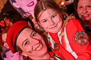 Rosenmontag 2025-03-03 120  Unser Rosenmontag 2025 - Nicht ganz so früh wie wir wird Prinz Holger II. geweckt, mit Böllerschüssen die vor dem IntercityHotel über den Bahnhofsvorplatz donnern. Danach geht es dann zum Prinzenfrühstück zum OB Sören Link ins Rathaus. Mit einer Stunde Verspätung rollt der Rosenmontagszug um 14:11 Uhr dann endlich los. Mit einem riesiger Jubelsturm empfängt uns das Publikum auf dem Opernplatz. Dann kommt die After-Zug-Party. Ein letztes Mal machen wir unser Programm. Jetzt kommt der Zeitpunkt unserer Verabschiedung, nochmal Jubel und dann ist Schluß. : DVPJ, Holger II, Kinderprinz Phil II., Prinzessin, Mia I., Prinzessin Mia I., HDK, Duisburg, Karneval, Helau, Tollität, Event, Session 2024, Session 2025, Hauptausschuss, Gemeinschaft, Hauptausschuss Karneval Duisburg, Duisburg ist echt